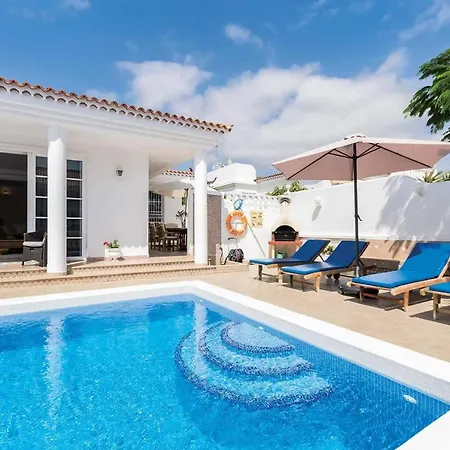 Sleeps 6 Air Con Wifi Villa