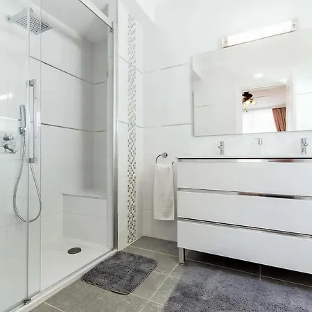 Sleeps 6 Air Con Wifi * كالاو سالفاجي