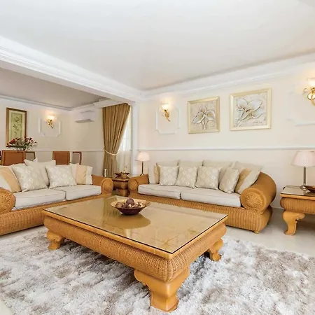 فيلة Sleeps 6 Air Con Wifi